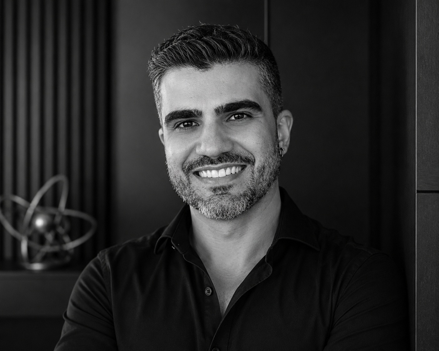 Retrato editorial de Bruno Sanção em preto e branco.